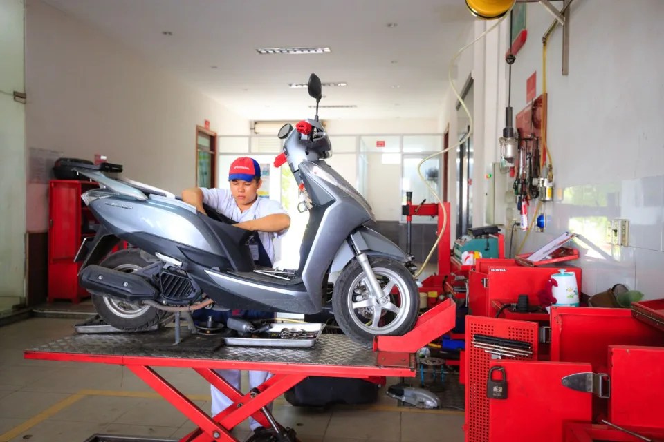 Xe máy đang được chỉnh phanh