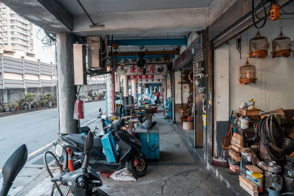 Xe đang thay dầu tại tiệm