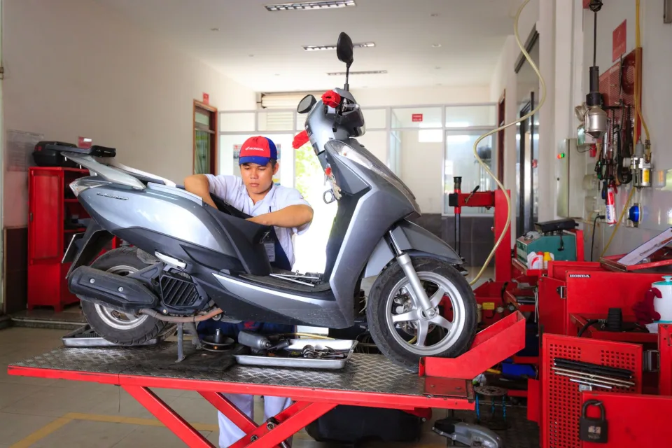 Dụng cụ sửa xe treo tại tiệm